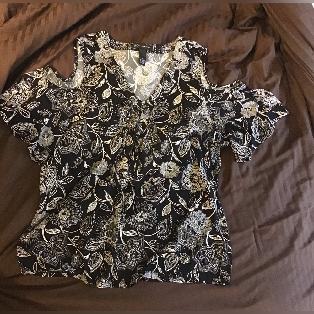 Cold shoulder shirt. White stitches form the pattern on black fabric. Xl